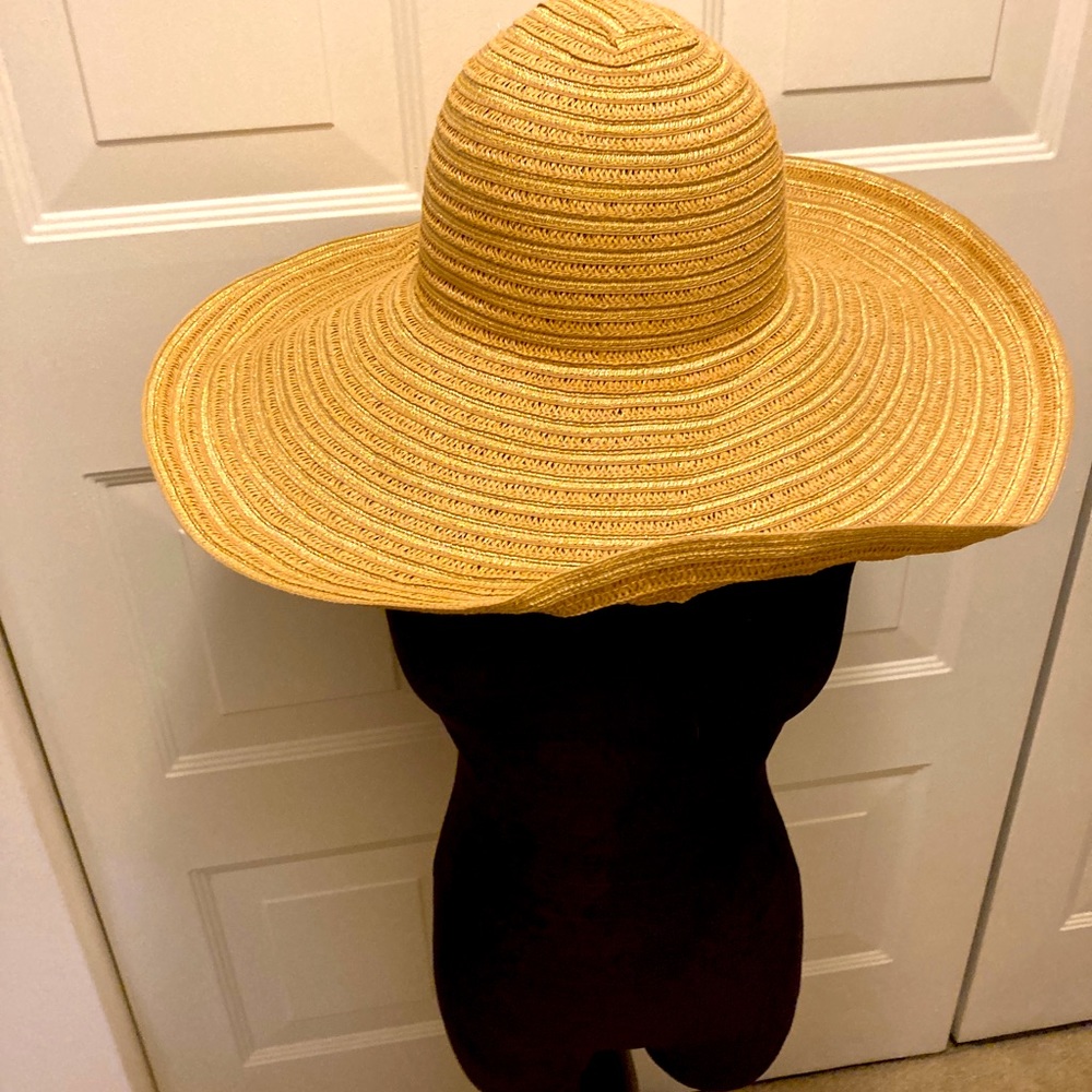 NINE WEST sun hat, great condition, straw colored, one size